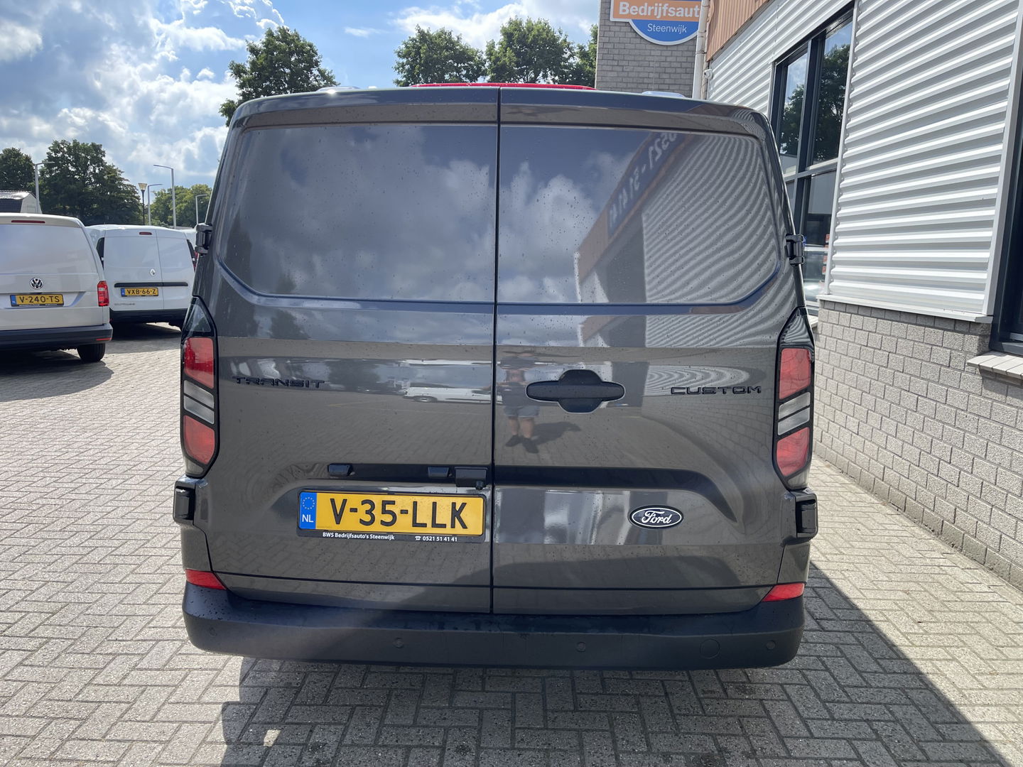 Ford Transit Custom 320 2.0 TDCI 136pk L2H1 Trend DC 6 persoons / NIEUW / BPM vrij! / rijklaar € 39.950 ex btw / lease vanaf € 715 / airco / cruise / camera / metallic lak / led koplampen / euro 6