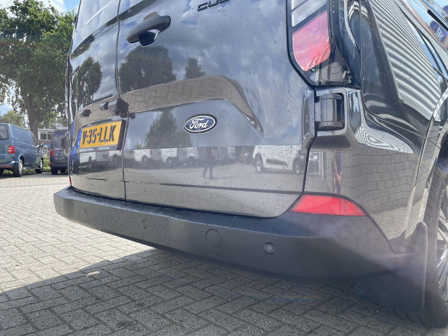 Ford Transit Custom 320 2.0 TDCI 136pk L2H1 Trend DC 6 persoons / NIEUW / BPM vrij! / rijklaar € 39.950 ex btw / lease vanaf € 715 / airco / cruise / camera / metallic lak / led koplampen / euro 6
