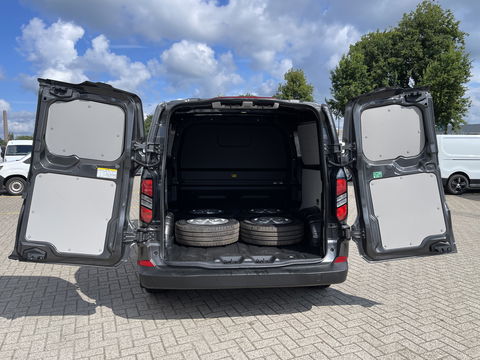 Ford Transit Custom 320 2.0 TDCI 136pk L2H1 Trend DC 6 persoons / NIEUW / BPM vrij! / rijklaar € 39.950 ex btw / lease vanaf € 715 / airco / cruise / camera / metallic lak / led koplampen / euro 6