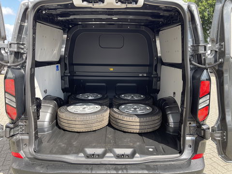 Ford Transit Custom 320 2.0 TDCI 136pk L2H1 Trend DC 6 persoons / NIEUW / BPM vrij! / rijklaar € 39.950 ex btw / lease vanaf € 715 / airco / cruise / camera / metallic lak / led koplampen / euro 6