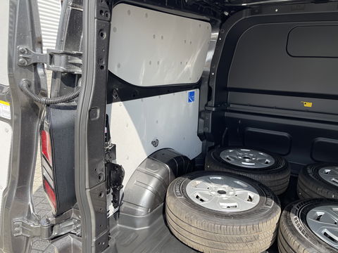 Ford Transit Custom 320 2.0 TDCI 136pk L2H1 Trend DC 6 persoons / NIEUW / BPM vrij! / rijklaar € 39.950 ex btw / lease vanaf € 715 / airco / cruise / camera / metallic lak / led koplampen / euro 6