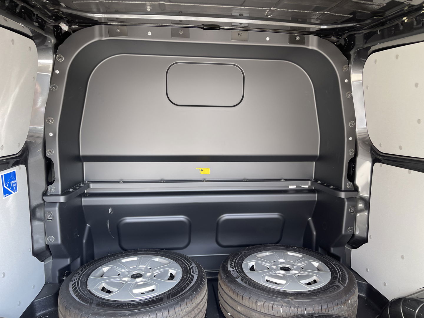 Ford Transit Custom 320 2.0 TDCI 136pk L2H1 Trend DC 6 persoons / NIEUW / BPM vrij! / rijklaar € 39.950 ex btw / lease vanaf € 715 / airco / cruise / camera / metallic lak / led koplampen / euro 6