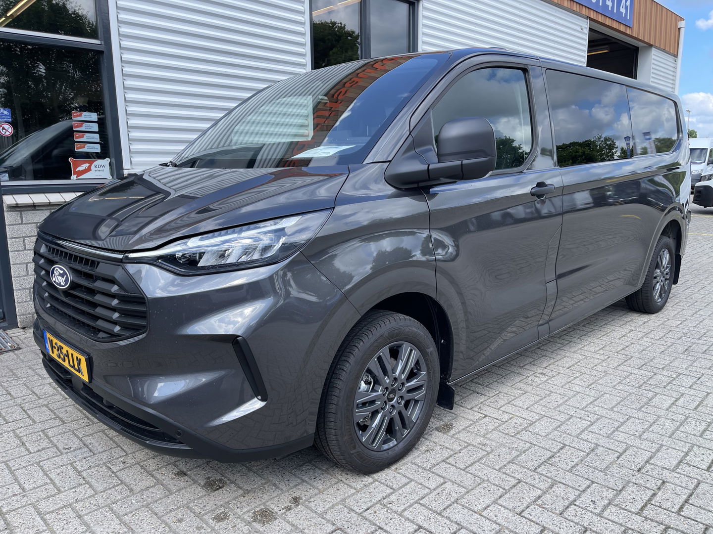 Ford Transit Custom 320 2.0 TDCI 136pk L2H1 Trend DC 6 persoons / NIEUW / BPM vrij! / rijklaar € 39.950 ex btw / lease vanaf € 715 / airco / cruise / camera / metallic lak / led koplampen / euro 6
