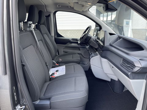 Ford Transit Custom 320 2.0 TDCI 136pk L2H1 Trend DC 6 persoons / NIEUW / BPM vrij! / rijklaar € 39.950 ex btw / lease vanaf € 715 / airco / cruise / camera / metallic lak / led koplampen / euro 6
