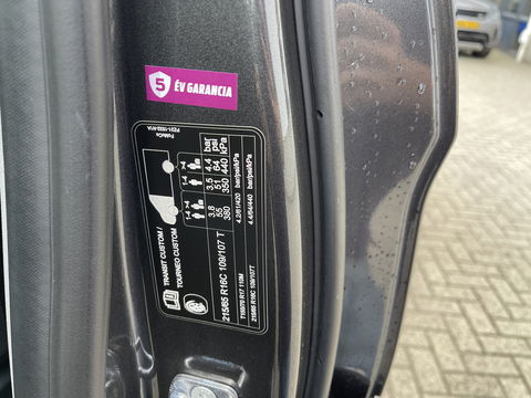 Ford Transit Custom 320 2.0 TDCI 136pk L2H1 Trend DC 6 persoons / NIEUW / BPM vrij! / rijklaar € 39.950 ex btw / lease vanaf € 715 / airco / cruise / camera / metallic lak / led koplampen / euro 6
