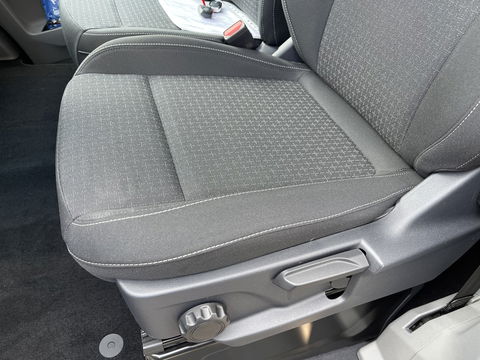 Ford Transit Custom 320 2.0 TDCI 136pk L2H1 Trend DC 6 persoons / NIEUW / BPM vrij! / rijklaar € 39.950 ex btw / lease vanaf € 715 / airco / cruise / camera / metallic lak / led koplampen / euro 6