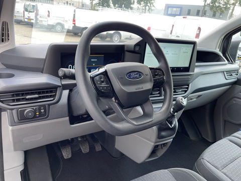 Ford Transit Custom 320 2.0 TDCI 136pk L2H1 Trend DC 6 persoons / NIEUW / BPM vrij! / rijklaar € 39.950 ex btw / lease vanaf € 715 / airco / cruise / camera / metallic lak / led koplampen / euro 6