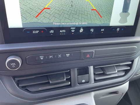 Ford Transit Custom 320 2.0 TDCI 136pk L2H1 Trend DC 6 persoons / NIEUW / BPM vrij! / rijklaar € 39.950 ex btw / lease vanaf € 715 / airco / cruise / camera / metallic lak / led koplampen / euro 6