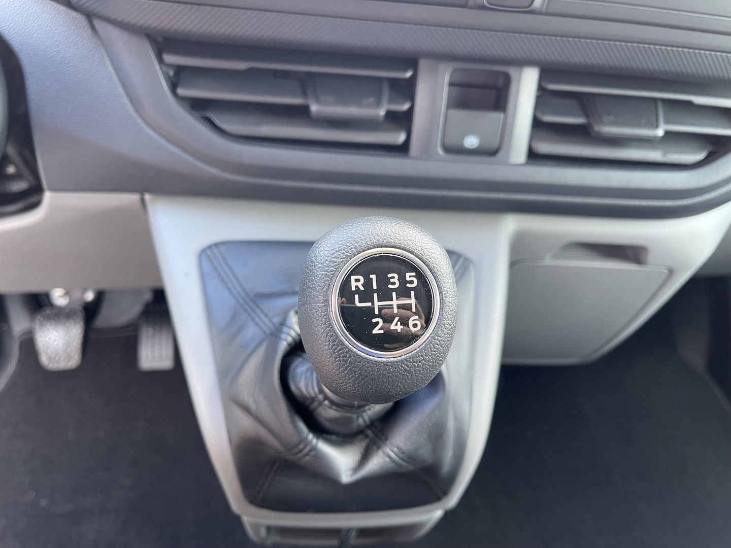 Ford Transit Custom 320 2.0 TDCI 136pk L2H1 Trend DC 6 persoons / NIEUW / BPM vrij! / rijklaar € 39.950 ex btw / lease vanaf € 715 / airco / cruise / camera / metallic lak / led koplampen / euro 6