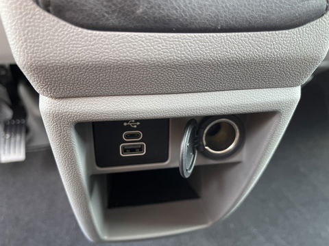 Ford Transit Custom 320 2.0 TDCI 136pk L2H1 Trend DC 6 persoons / NIEUW / BPM vrij! / rijklaar € 39.950 ex btw / lease vanaf € 715 / airco / cruise / camera / metallic lak / led koplampen / euro 6