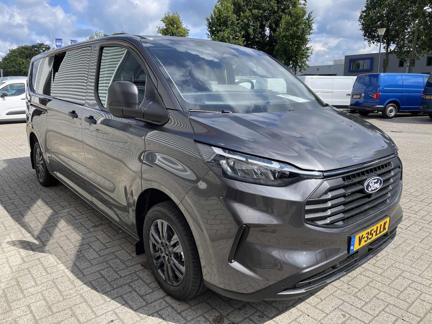 Ford Transit Custom 320 2.0 TDCI 136pk L2H1 Trend DC 6 persoons / NIEUW / BPM vrij! / rijklaar € 39.950 ex btw / lease vanaf € 715 / airco / cruise / camera / metallic lak / led koplampen / euro 6
