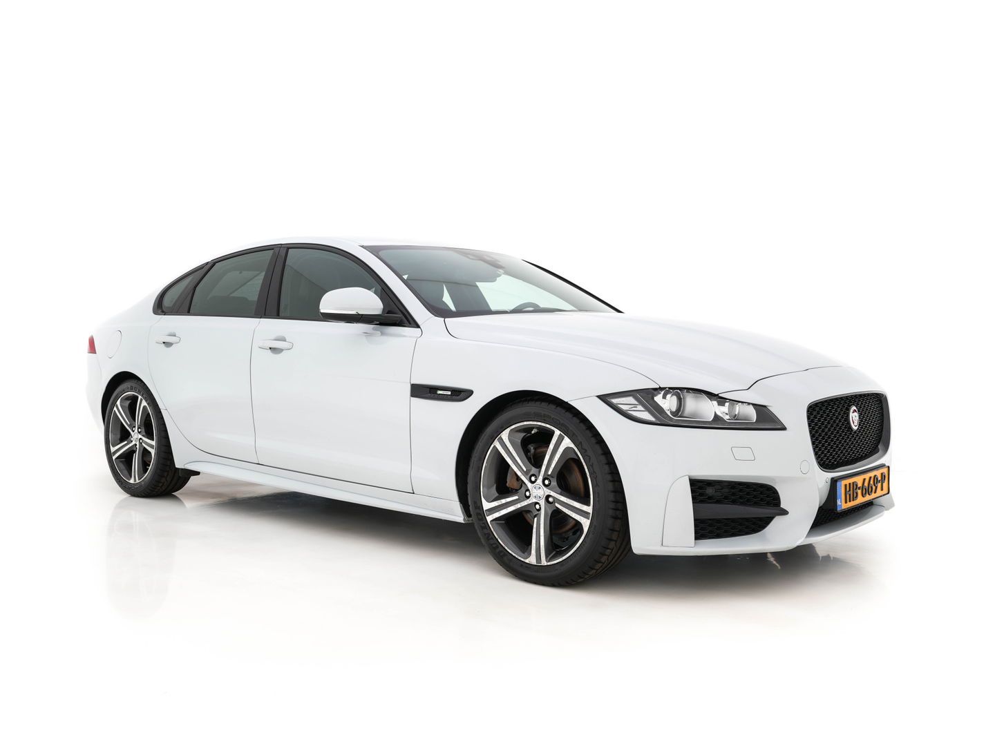 Jaguar XF 2.0d Portfolio R-Sportpack Aut. *LUXURY-LEATHER | BI-XENON | NAVI-FULLMAP | MERIDIAN-AUDIO | HEATED-COMFORTSEATS | CAMERA | AMBIENT-LIGHT | ECC | MEMORY-PACK | KEYLESS | PDC | AMBIENT-LIGHT | SHIFT-PADDLES | LANE-ASSIS