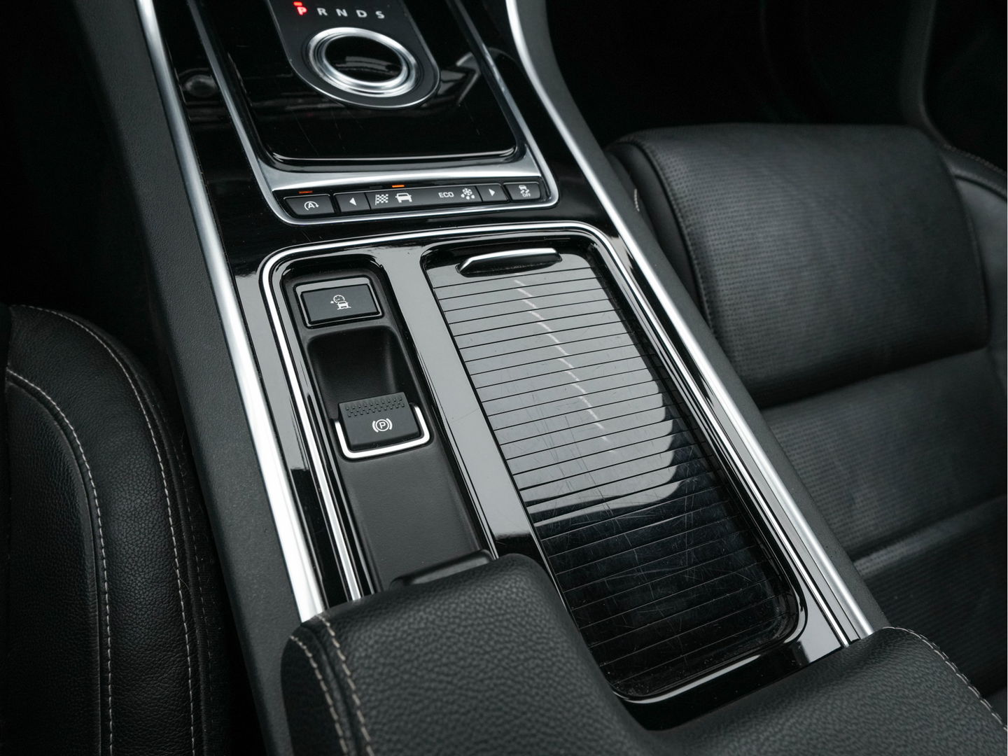 Jaguar XF 2.0d Portfolio R-Sportpack Aut. *LUXURY-LEATHER | BI-XENON | NAVI-FULLMAP | MERIDIAN-AUDIO | HEATED-COMFORTSEATS | CAMERA | AMBIENT-LIGHT | ECC | MEMORY-PACK | KEYLESS | PDC | AMBIENT-LIGHT | SHIFT-PADDLES | LANE-ASSIS