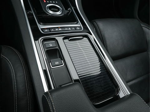 Jaguar XF 2.0d Portfolio R-Sportpack Aut. *LUXURY-LEATHER | BI-XENON | NAVI-FULLMAP | MERIDIAN-AUDIO | HEATED-COMFORTSEATS | CAMERA | AMBIENT-LIGHT | ECC | MEMORY-PACK | KEYLESS | PDC | AMBIENT-LIGHT | SHIFT-PADDLES | LANE-ASSIS