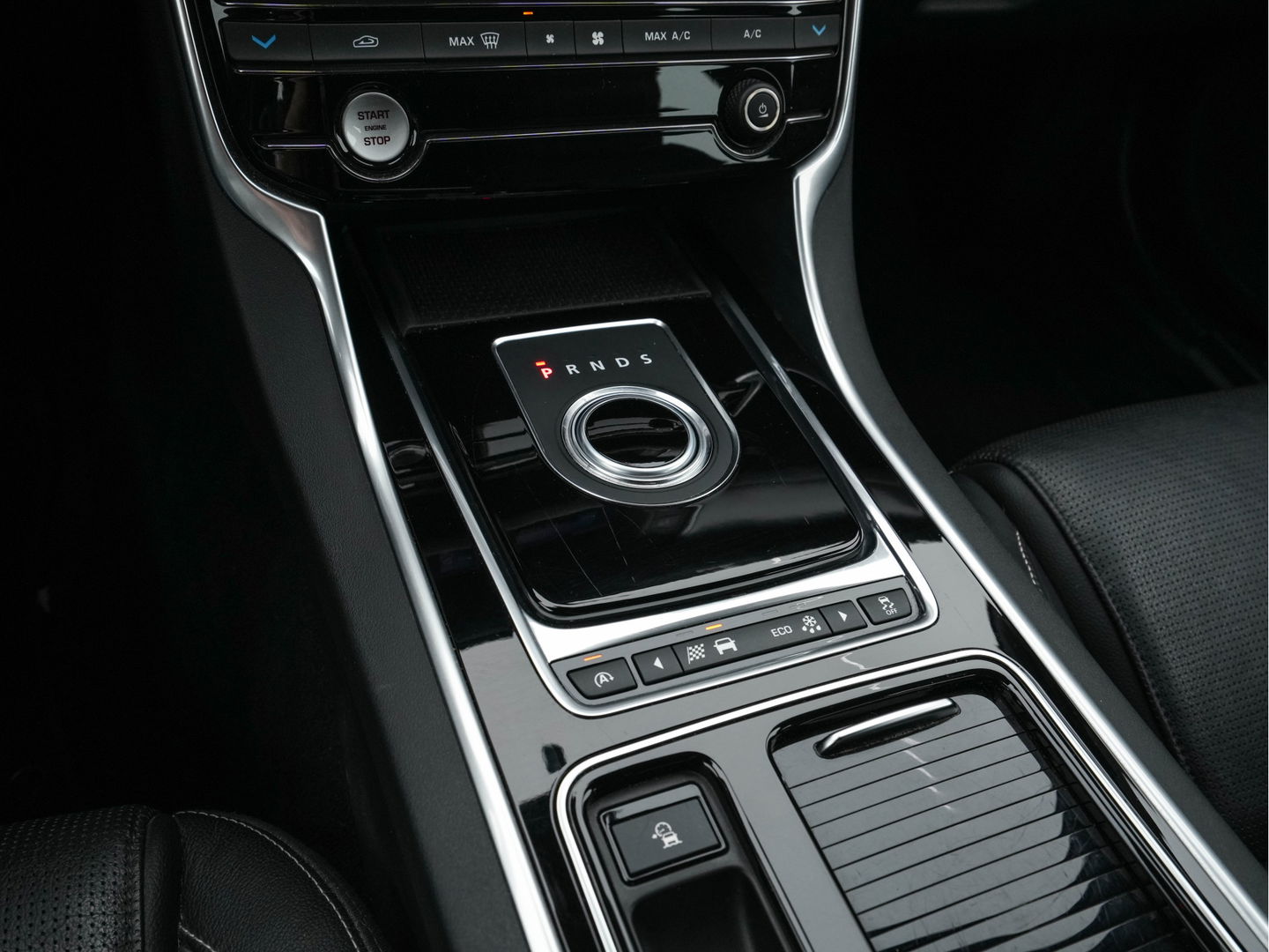 Jaguar XF 2.0d Portfolio R-Sportpack Aut. *LUXURY-LEATHER | BI-XENON | NAVI-FULLMAP | MERIDIAN-AUDIO | HEATED-COMFORTSEATS | CAMERA | AMBIENT-LIGHT | ECC | MEMORY-PACK | KEYLESS | PDC | AMBIENT-LIGHT | SHIFT-PADDLES | LANE-ASSIS