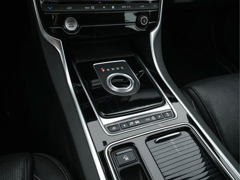 Jaguar XF 2.0d Portfolio R-Sportpack Aut. *LUXURY-LEATHER | BI-XENON | NAVI-FULLMAP | MERIDIAN-AUDIO | HEATED-COMFORTSEATS | CAMERA | AMBIENT-LIGHT | ECC | MEMORY-PACK | KEYLESS | PDC | AMBIENT-LIGHT | SHIFT-PADDLES | LANE-ASSIS