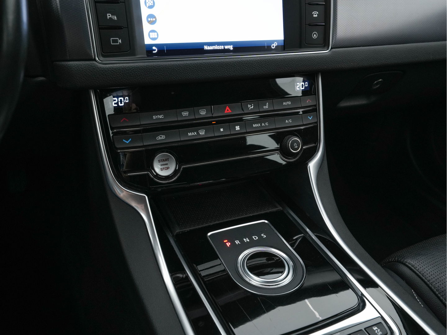 Jaguar XF 2.0d Portfolio R-Sportpack Aut. *LUXURY-LEATHER | BI-XENON | NAVI-FULLMAP | MERIDIAN-AUDIO | HEATED-COMFORTSEATS | CAMERA | AMBIENT-LIGHT | ECC | MEMORY-PACK | KEYLESS | PDC | AMBIENT-LIGHT | SHIFT-PADDLES | LANE-ASSIS
