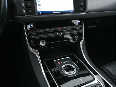 Jaguar XF 2.0d Portfolio R-Sportpack Aut. *LUXURY-LEATHER | BI-XENON | NAVI-FULLMAP | MERIDIAN-AUDIO | HEATED-COMFORTSEATS | CAMERA | AMBIENT-LIGHT | ECC | MEMORY-PACK | KEYLESS | PDC | AMBIENT-LIGHT | SHIFT-PADDLES | LANE-ASSIS