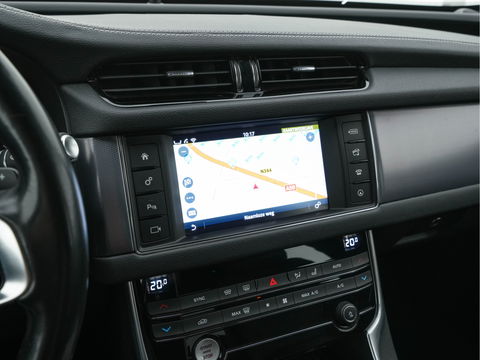 Jaguar XF 2.0d Portfolio R-Sportpack Aut. *LUXURY-LEATHER | BI-XENON | NAVI-FULLMAP | MERIDIAN-AUDIO | HEATED-COMFORTSEATS | CAMERA | AMBIENT-LIGHT | ECC | MEMORY-PACK | KEYLESS | PDC | AMBIENT-LIGHT | SHIFT-PADDLES | LANE-ASSIS