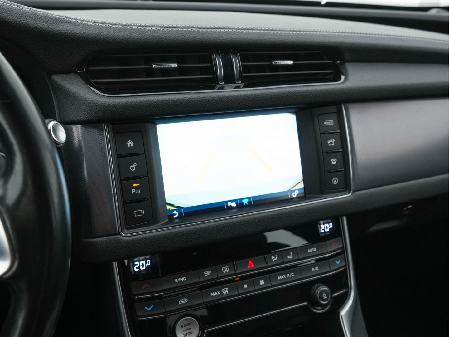 Jaguar XF 2.0d Portfolio R-Sportpack Aut. *LUXURY-LEATHER | BI-XENON | NAVI-FULLMAP | MERIDIAN-AUDIO | HEATED-COMFORTSEATS | CAMERA | AMBIENT-LIGHT | ECC | MEMORY-PACK | KEYLESS | PDC | AMBIENT-LIGHT | SHIFT-PADDLES | LANE-ASSIS