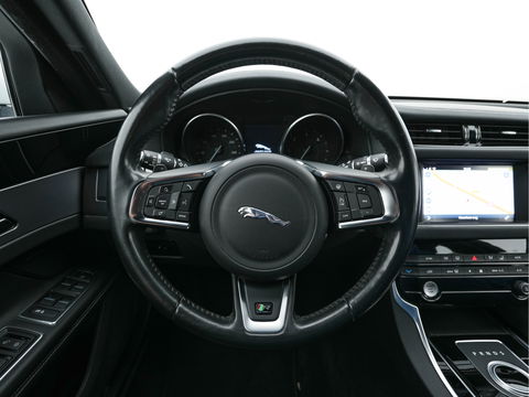 Jaguar XF 2.0d Portfolio R-Sportpack Aut. *LUXURY-LEATHER | BI-XENON | NAVI-FULLMAP | MERIDIAN-AUDIO | HEATED-COMFORTSEATS | CAMERA | AMBIENT-LIGHT | ECC | MEMORY-PACK | KEYLESS | PDC | AMBIENT-LIGHT | SHIFT-PADDLES | LANE-ASSIS