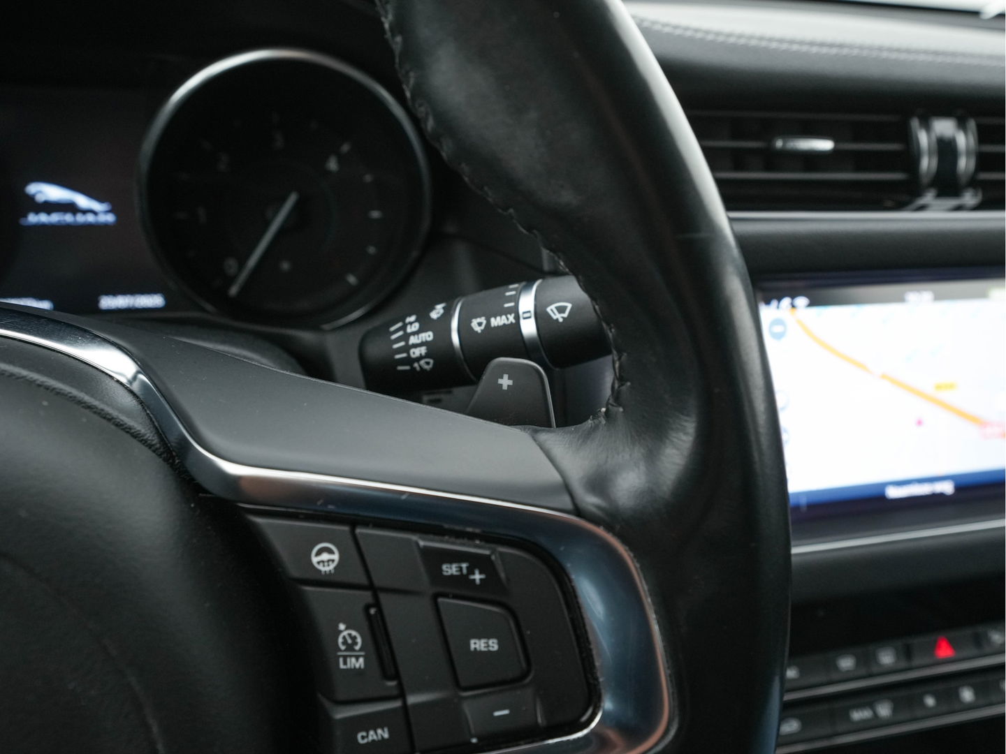 Jaguar XF 2.0d Portfolio R-Sportpack Aut. *LUXURY-LEATHER | BI-XENON | NAVI-FULLMAP | MERIDIAN-AUDIO | HEATED-COMFORTSEATS | CAMERA | AMBIENT-LIGHT | ECC | MEMORY-PACK | KEYLESS | PDC | AMBIENT-LIGHT | SHIFT-PADDLES | LANE-ASSIS