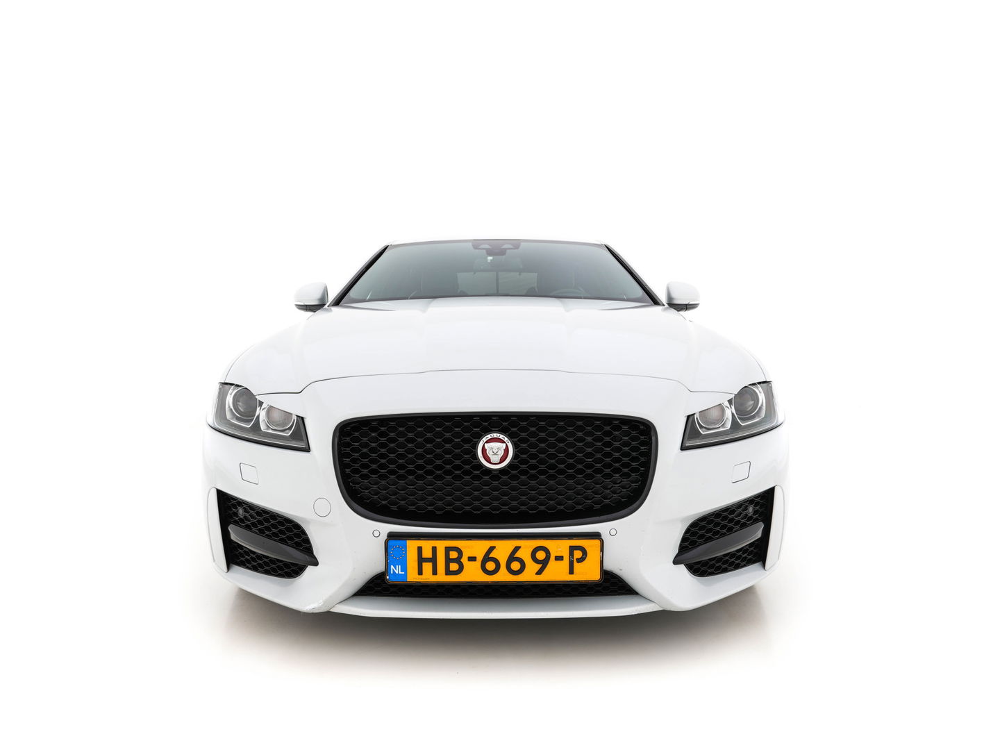 Jaguar XF 2.0d Portfolio R-Sportpack Aut. *LUXURY-LEATHER | BI-XENON | NAVI-FULLMAP | MERIDIAN-AUDIO | HEATED-COMFORTSEATS | CAMERA | AMBIENT-LIGHT | ECC | MEMORY-PACK | KEYLESS | PDC | AMBIENT-LIGHT | SHIFT-PADDLES | LANE-ASSIS