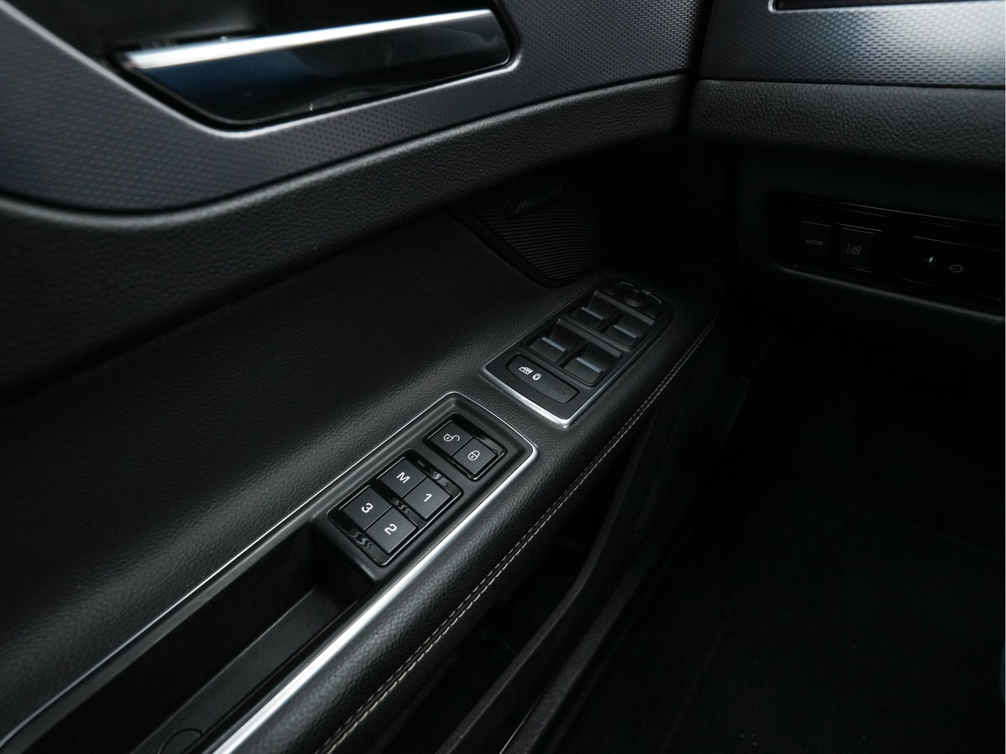 Jaguar XF 2.0d Portfolio R-Sportpack Aut. *LUXURY-LEATHER | BI-XENON | NAVI-FULLMAP | MERIDIAN-AUDIO | HEATED-COMFORTSEATS | CAMERA | AMBIENT-LIGHT | ECC | MEMORY-PACK | KEYLESS | PDC | AMBIENT-LIGHT | SHIFT-PADDLES | LANE-ASSIS
