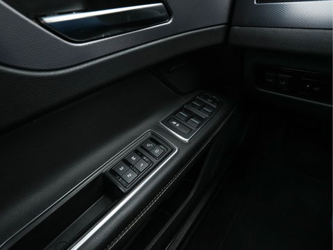 Jaguar XF 2.0d Portfolio R-Sportpack Aut. *LUXURY-LEATHER | BI-XENON | NAVI-FULLMAP | MERIDIAN-AUDIO | HEATED-COMFORTSEATS | CAMERA | AMBIENT-LIGHT | ECC | MEMORY-PACK | KEYLESS | PDC | AMBIENT-LIGHT | SHIFT-PADDLES | LANE-ASSIS