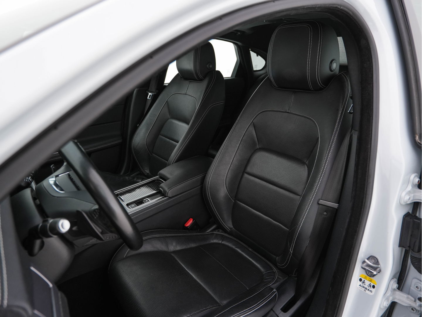 Jaguar XF 2.0d Portfolio R-Sportpack Aut. *LUXURY-LEATHER | BI-XENON | NAVI-FULLMAP | MERIDIAN-AUDIO | HEATED-COMFORTSEATS | CAMERA | AMBIENT-LIGHT | ECC | MEMORY-PACK | KEYLESS | PDC | AMBIENT-LIGHT | SHIFT-PADDLES | LANE-ASSIS