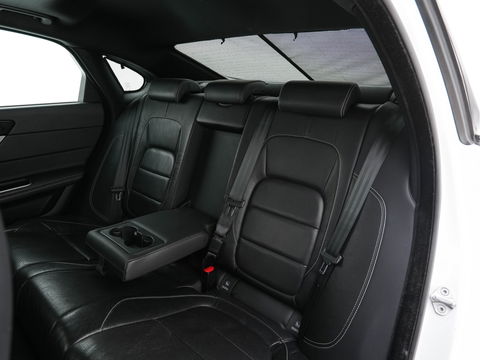 Jaguar XF 2.0d Portfolio R-Sportpack Aut. *LUXURY-LEATHER | BI-XENON | NAVI-FULLMAP | MERIDIAN-AUDIO | HEATED-COMFORTSEATS | CAMERA | AMBIENT-LIGHT | ECC | MEMORY-PACK | KEYLESS | PDC | AMBIENT-LIGHT | SHIFT-PADDLES | LANE-ASSIS