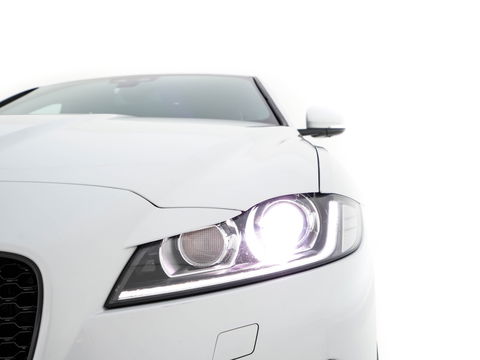 Jaguar XF 2.0d Portfolio R-Sportpack Aut. *LUXURY-LEATHER | BI-XENON | NAVI-FULLMAP | MERIDIAN-AUDIO | HEATED-COMFORTSEATS | CAMERA | AMBIENT-LIGHT | ECC | MEMORY-PACK | KEYLESS | PDC | AMBIENT-LIGHT | SHIFT-PADDLES | LANE-ASSIS