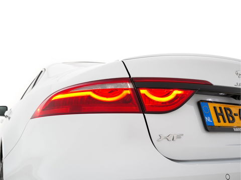 Jaguar XF 2.0d Portfolio R-Sportpack Aut. *LUXURY-LEATHER | BI-XENON | NAVI-FULLMAP | MERIDIAN-AUDIO | HEATED-COMFORTSEATS | CAMERA | AMBIENT-LIGHT | ECC | MEMORY-PACK | KEYLESS | PDC | AMBIENT-LIGHT | SHIFT-PADDLES | LANE-ASSIS