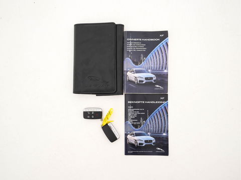 Jaguar XF 2.0d Portfolio R-Sportpack Aut. *LUXURY-LEATHER | BI-XENON | NAVI-FULLMAP | MERIDIAN-AUDIO | HEATED-COMFORTSEATS | CAMERA | AMBIENT-LIGHT | ECC | MEMORY-PACK | KEYLESS | PDC | AMBIENT-LIGHT | SHIFT-PADDLES | LANE-ASSIS