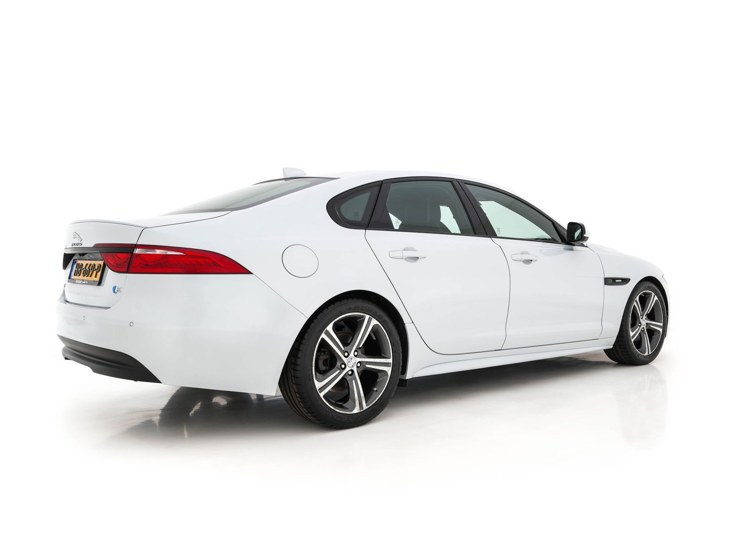 Jaguar XF 2.0d Portfolio R-Sportpack Aut. *LUXURY-LEATHER | BI-XENON | NAVI-FULLMAP | MERIDIAN-AUDIO | HEATED-COMFORTSEATS | CAMERA | AMBIENT-LIGHT | ECC | MEMORY-PACK | KEYLESS | PDC | AMBIENT-LIGHT | SHIFT-PADDLES | LANE-ASSIS