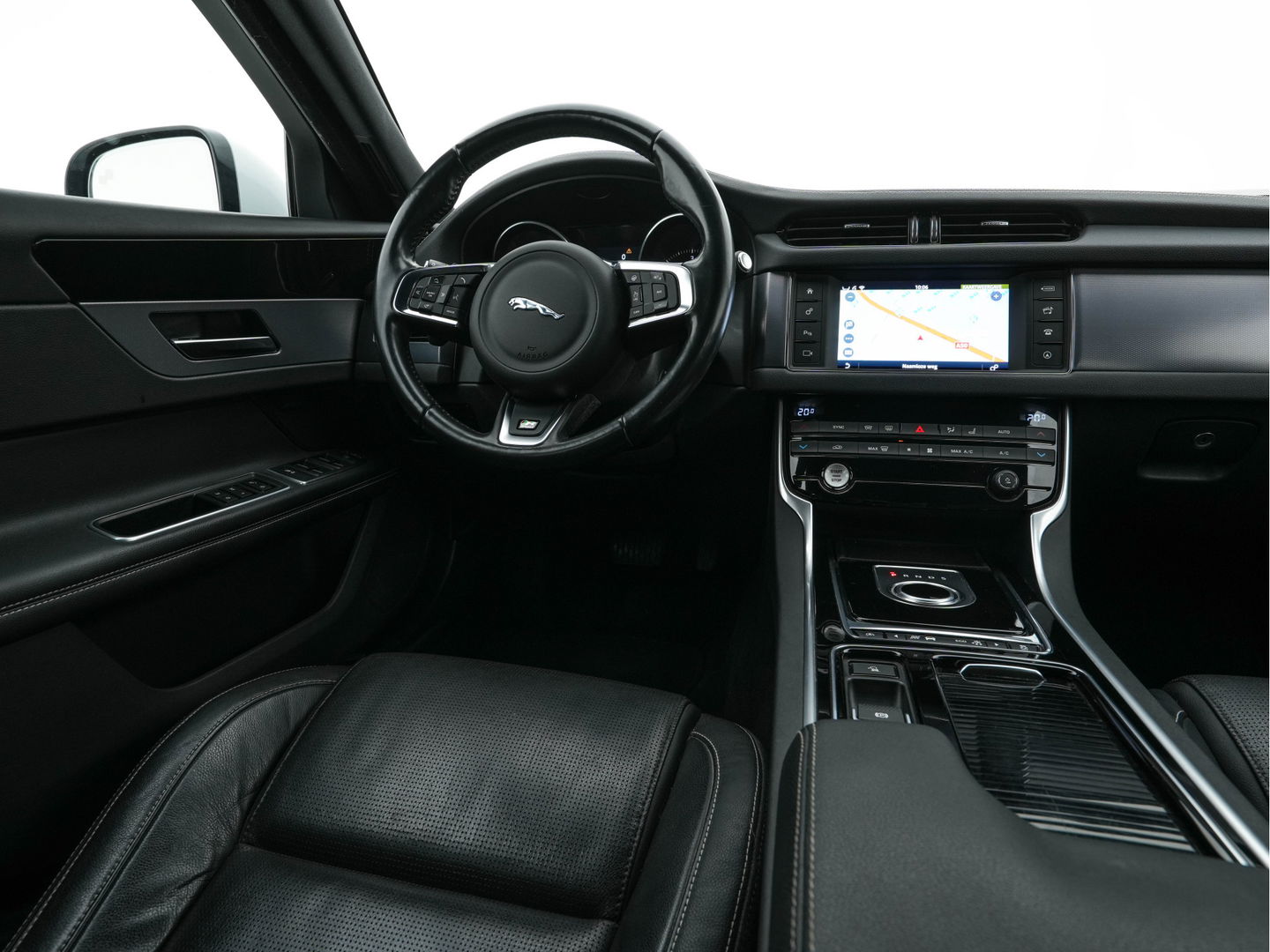 Jaguar XF 2.0d Portfolio R-Sportpack Aut. *LUXURY-LEATHER | BI-XENON | NAVI-FULLMAP | MERIDIAN-AUDIO | HEATED-COMFORTSEATS | CAMERA | AMBIENT-LIGHT | ECC | MEMORY-PACK | KEYLESS | PDC | AMBIENT-LIGHT | SHIFT-PADDLES | LANE-ASSIS
