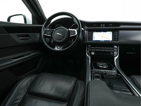 Jaguar XF 2.0d Portfolio R-Sportpack Aut. *LUXURY-LEATHER | BI-XENON | NAVI-FULLMAP | MERIDIAN-AUDIO | HEATED-COMFORTSEATS | CAMERA | AMBIENT-LIGHT | ECC | MEMORY-PACK | KEYLESS | PDC | AMBIENT-LIGHT | SHIFT-PADDLES | LANE-ASSIS