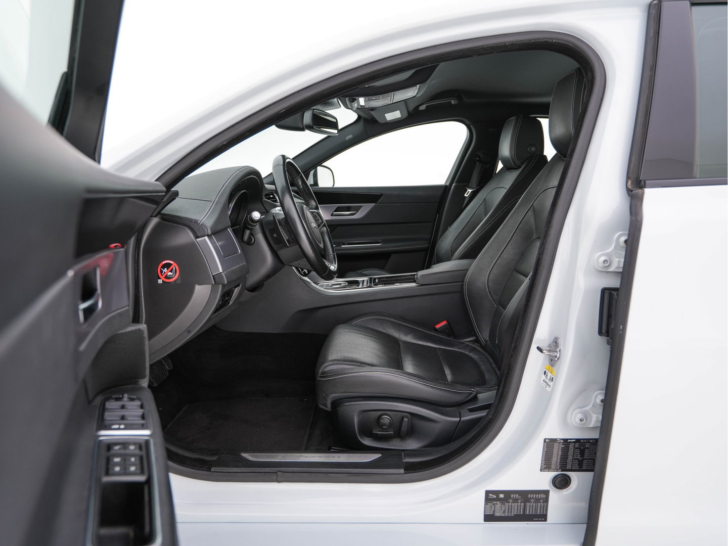 Jaguar XF 2.0d Portfolio R-Sportpack Aut. *LUXURY-LEATHER | BI-XENON | NAVI-FULLMAP | MERIDIAN-AUDIO | HEATED-COMFORTSEATS | CAMERA | AMBIENT-LIGHT | ECC | MEMORY-PACK | KEYLESS | PDC | AMBIENT-LIGHT | SHIFT-PADDLES | LANE-ASSIS