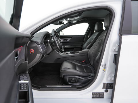 Jaguar XF 2.0d Portfolio R-Sportpack Aut. *LUXURY-LEATHER | BI-XENON | NAVI-FULLMAP | MERIDIAN-AUDIO | HEATED-COMFORTSEATS | CAMERA | AMBIENT-LIGHT | ECC | MEMORY-PACK | KEYLESS | PDC | AMBIENT-LIGHT | SHIFT-PADDLES | LANE-ASSIS