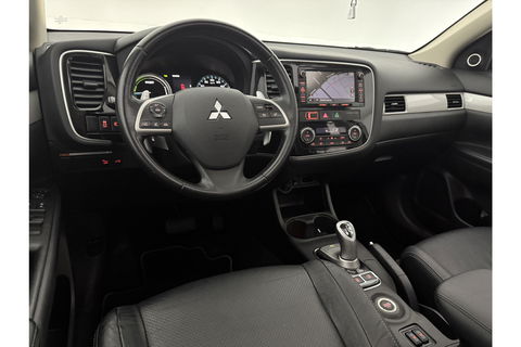 Mitsubishi Outlander 2.0 PHEV Instyle Pano Camera LED Trekhaak Clima Cruise Navi PDC 18''LMV