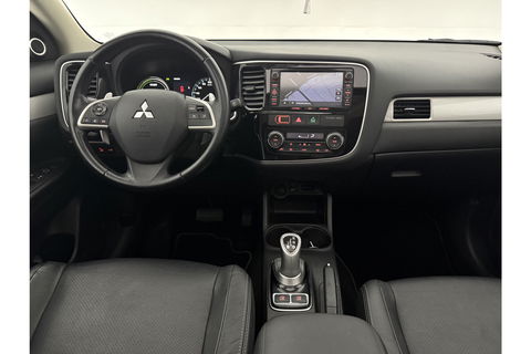 Mitsubishi Outlander 2.0 PHEV Instyle Pano Camera LED Trekhaak Clima Cruise Navi PDC 18''LMV