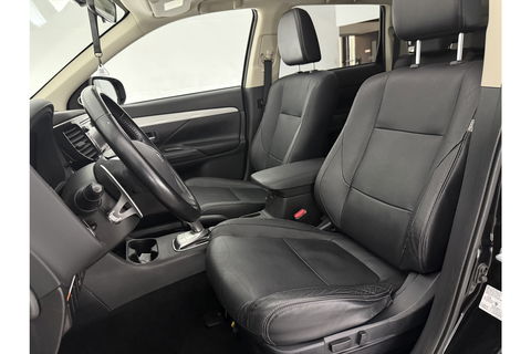 Mitsubishi Outlander 2.0 PHEV Instyle Pano Camera LED Trekhaak Clima Cruise Navi PDC 18''LMV