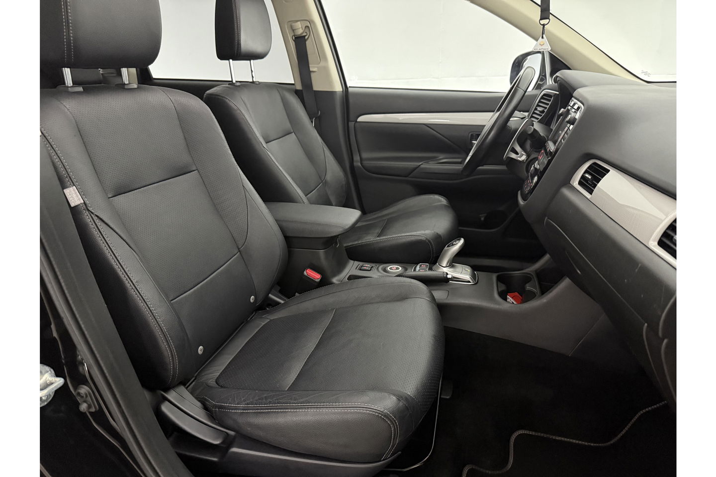Mitsubishi Outlander 2.0 PHEV Instyle Pano Camera LED Trekhaak Clima Cruise Navi PDC 18''LMV