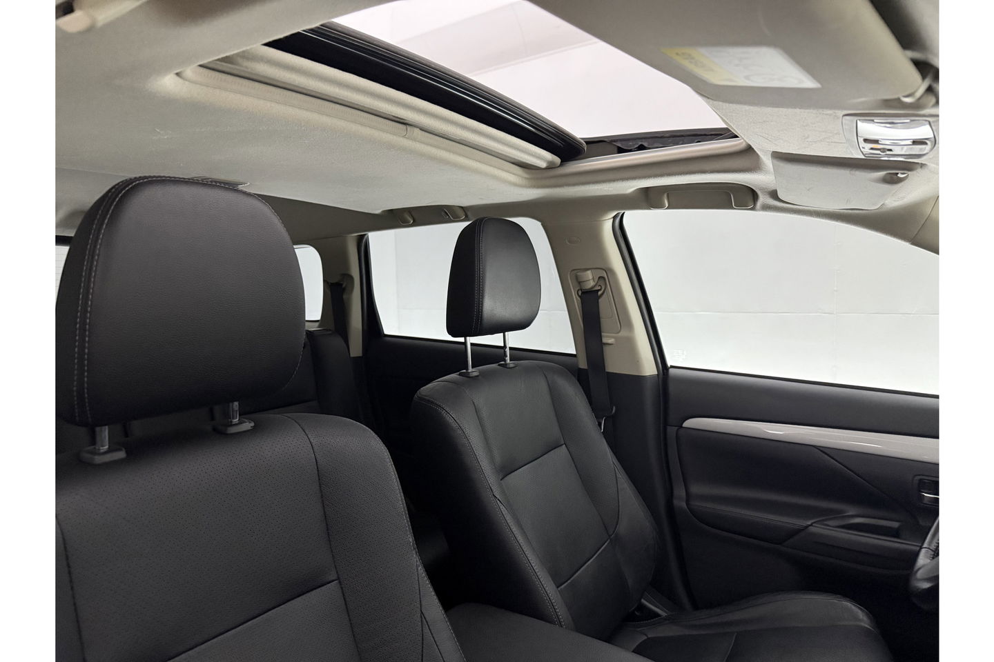 Mitsubishi Outlander 2.0 PHEV Instyle Pano Camera LED Trekhaak Clima Cruise Navi PDC 18''LMV