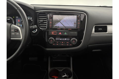 Mitsubishi Outlander 2.0 PHEV Instyle Pano Camera LED Trekhaak Clima Cruise Navi PDC 18''LMV