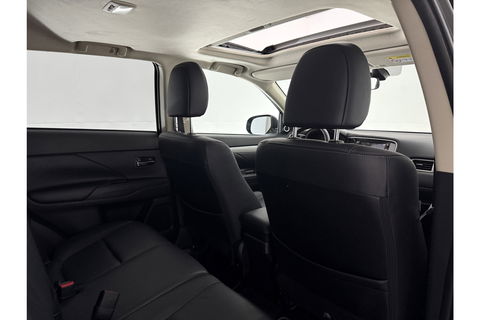 Mitsubishi Outlander 2.0 PHEV Instyle Pano Camera LED Trekhaak Clima Cruise Navi PDC 18''LMV