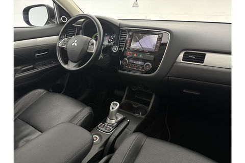 Mitsubishi Outlander 2.0 PHEV Instyle Pano Camera LED Trekhaak Clima Cruise Navi PDC 18''LMV