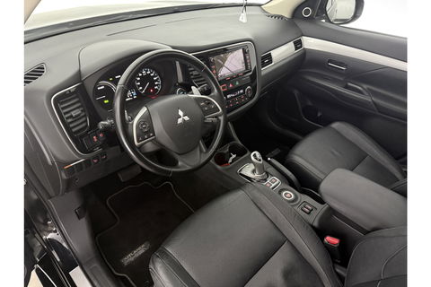 Mitsubishi Outlander 2.0 PHEV Instyle Pano Camera LED Trekhaak Clima Cruise Navi PDC 18''LMV