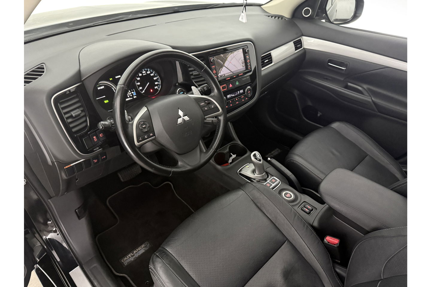 Mitsubishi Outlander 2.0 PHEV Instyle Pano Camera LED Trekhaak Clima Cruise Navi PDC 18''LMV