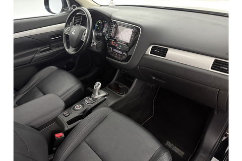 Mitsubishi Outlander 2.0 PHEV Instyle Pano Camera LED Trekhaak Clima Cruise Navi PDC 18''LMV